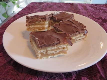 caramel-butterscotch-chocolate-cracker-bars-recipe-029-mobile